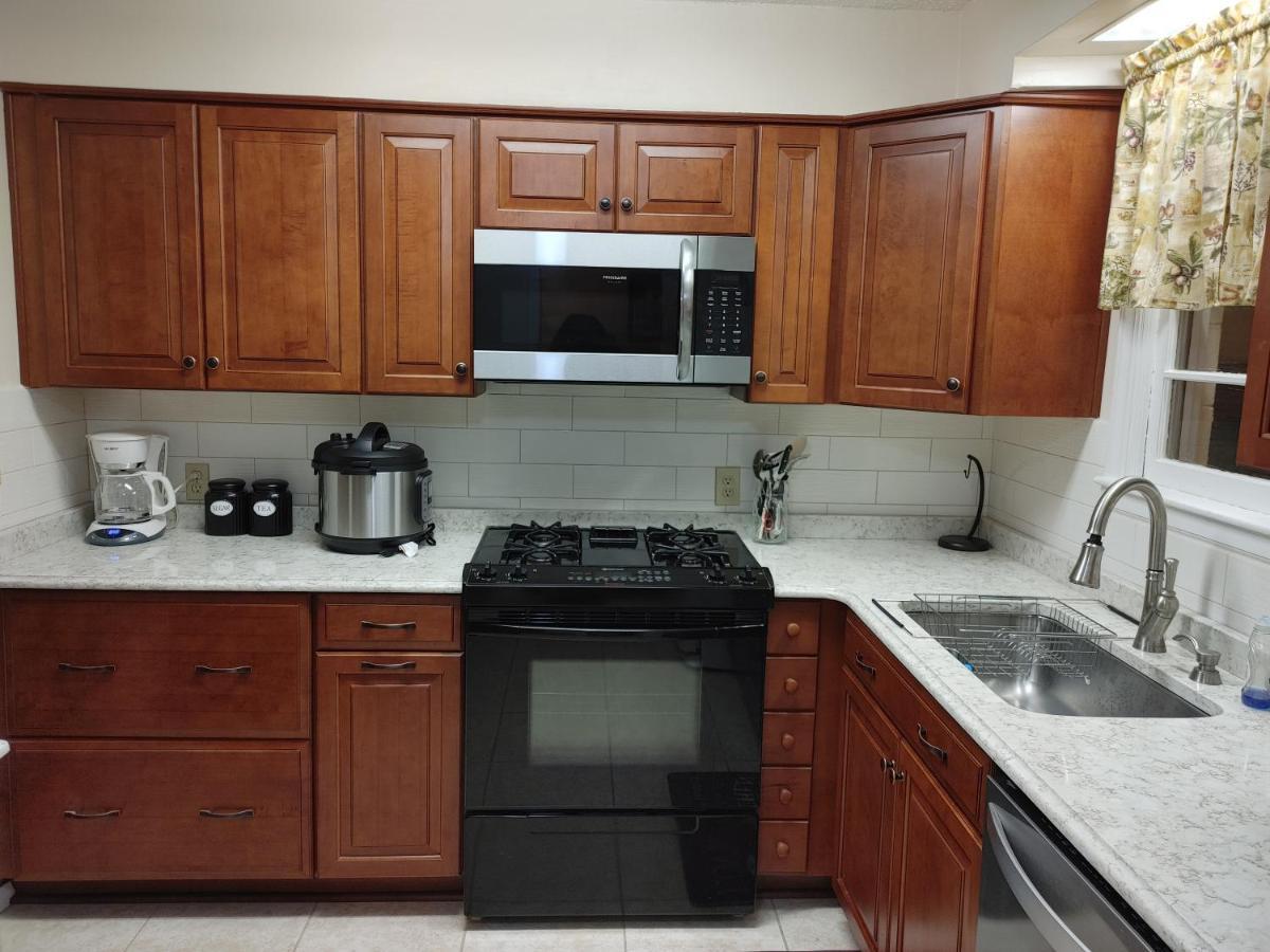 The Kind House Hosting, Low Monthly Rates, Traveling Nurses, Fletc, & Travelers! Brunswick Bagian luar foto